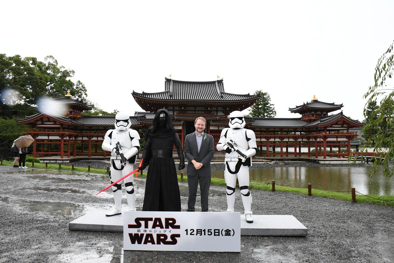 「スター・ウォーズ」モチーフの狂言と屏風が平等院でお披露目、監督が感動