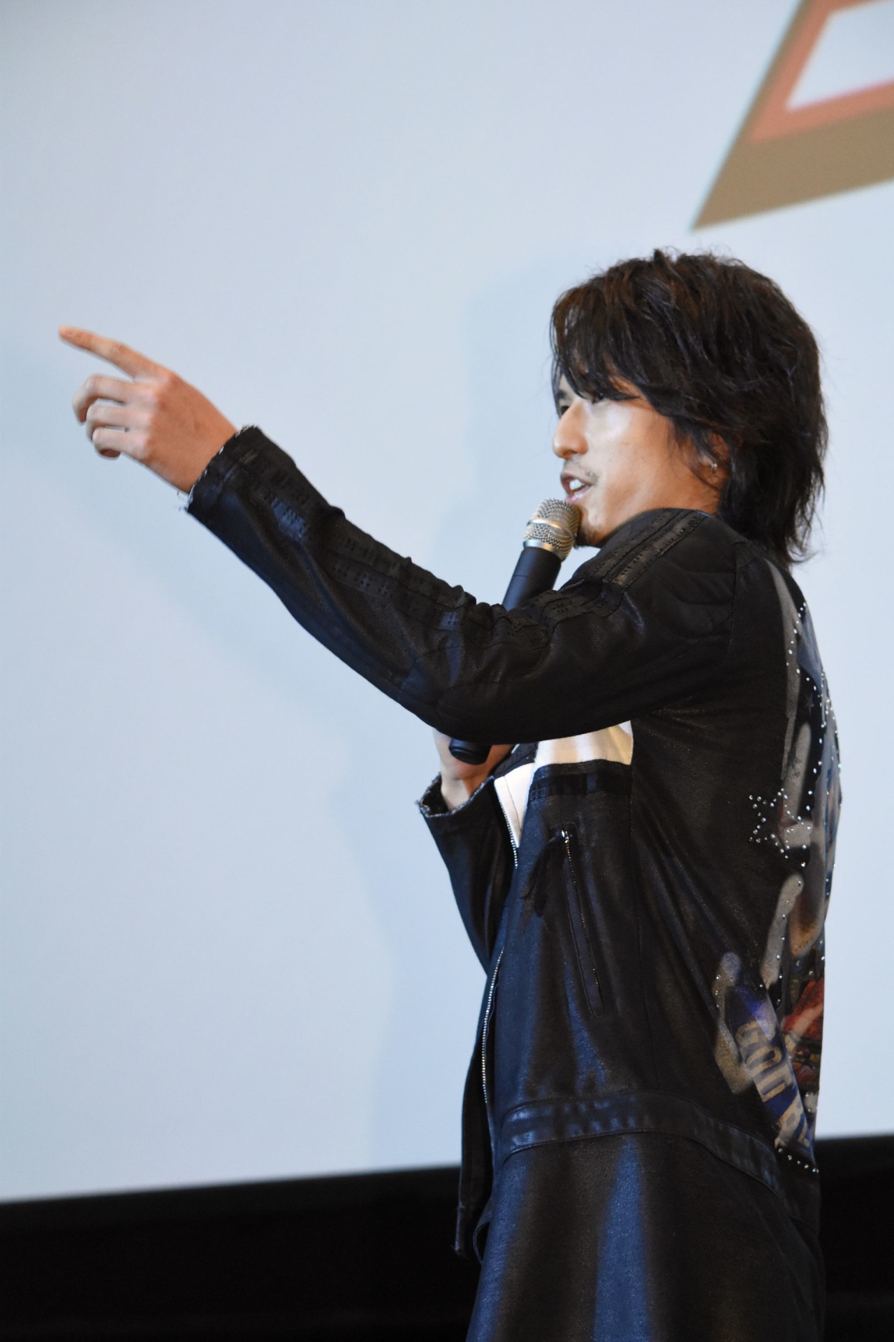 「最初に言っておく。俺は、かーなーり、強い！」とセリフを披露する中村優一。