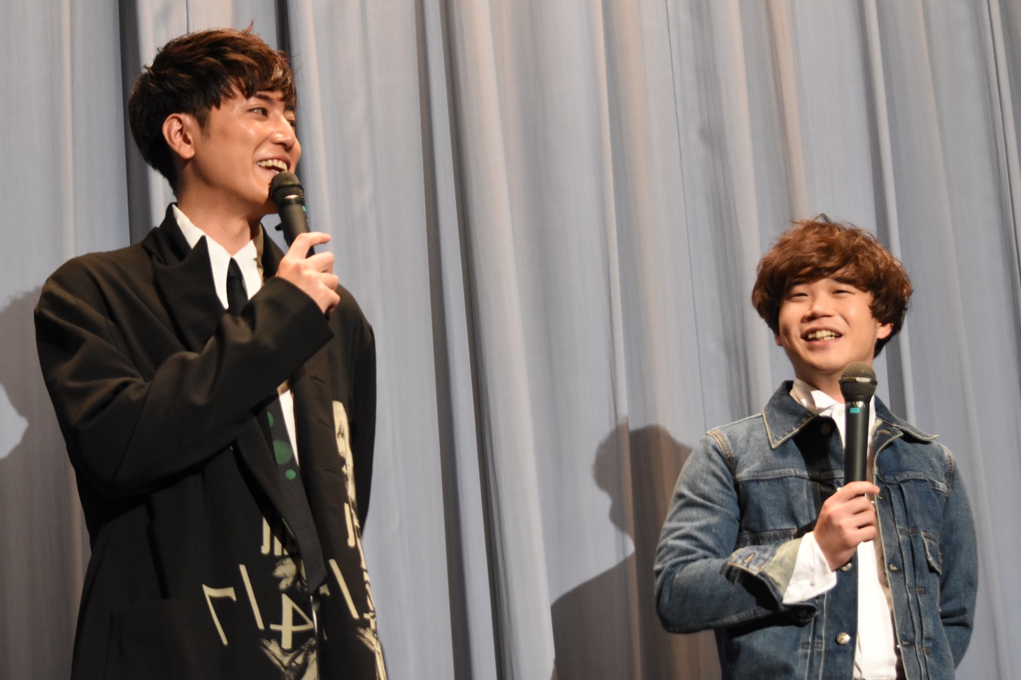 左から間宮祥太朗、矢本悠馬。