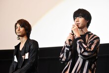 左から中村優一、桜田通。