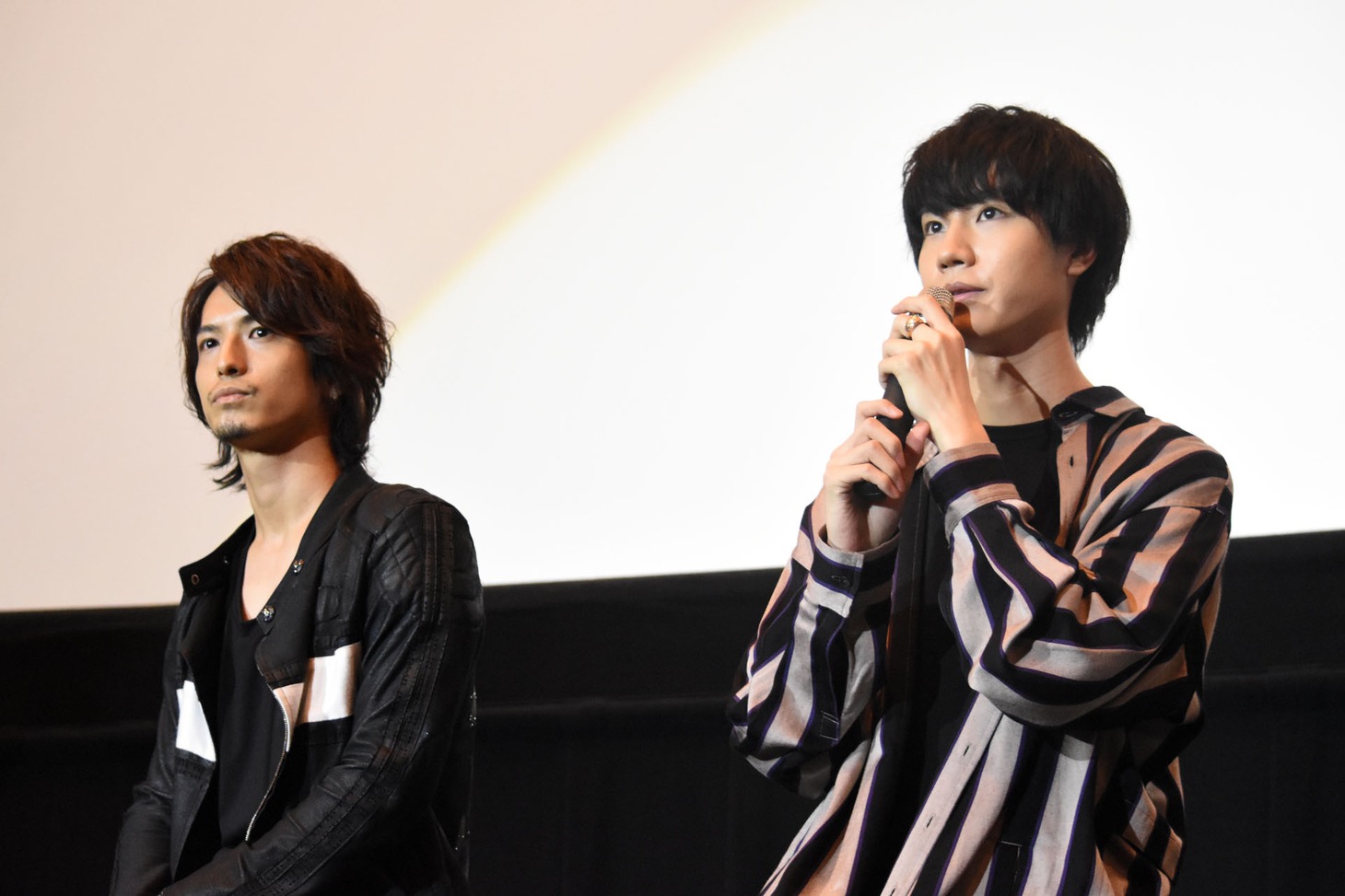 左から中村優一、桜田通。