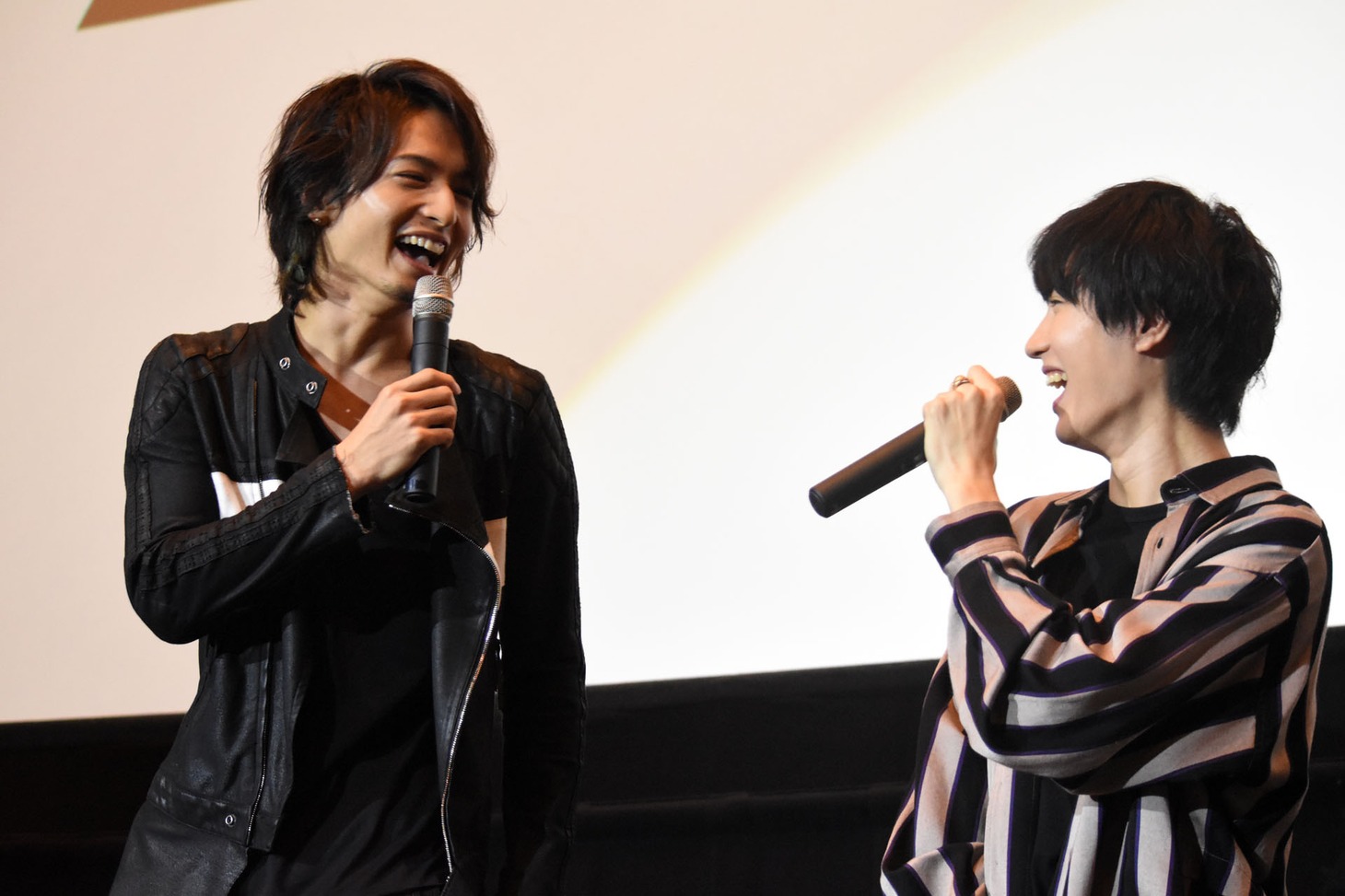 桜田通（右）に「優一さんは最初怖かったんです」と言われ、驚く中村優一（左）。