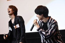 桜田通（右）に「優一さんは最初怖かったんです」と言われ、驚く中村優一（左）。