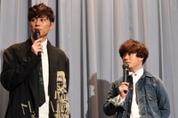 左から間宮祥太朗、矢本悠馬。