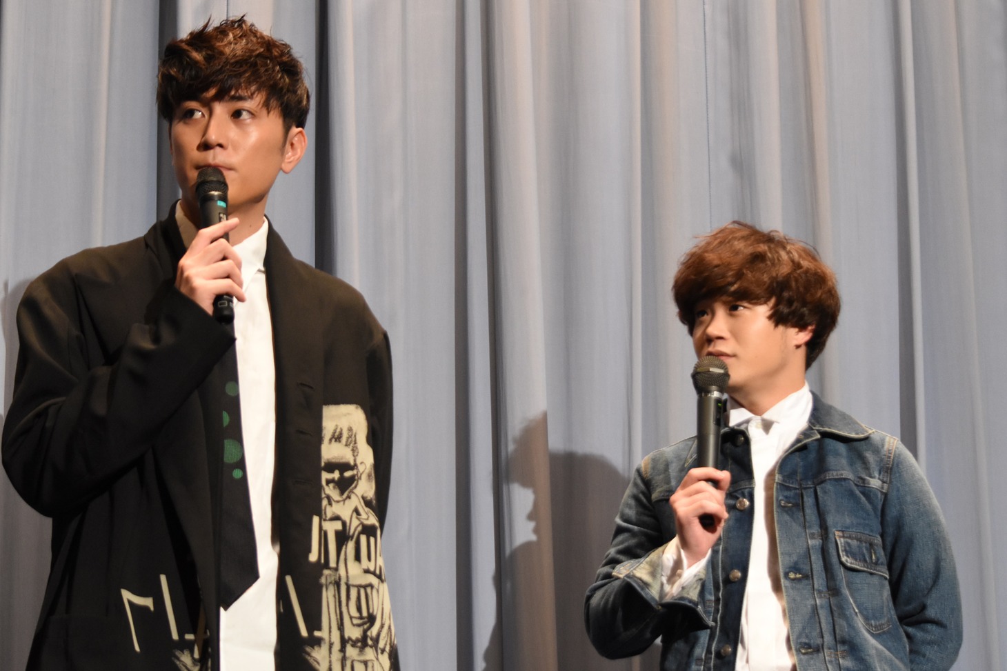 左から間宮祥太朗、矢本悠馬。