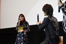 サプライズゲストの松元環季（左）。