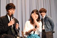 劇中での胸キュンポイントを観客と再現する間宮祥太朗（左）を背後から見守る矢本悠馬（右）。