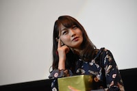 サプライズゲストの松元環季（左）。