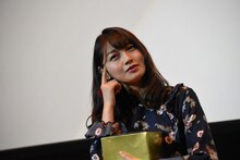 サプライズゲストの松元環季（左）。