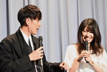 劇中での胸キュンポイントを観客と再現する間宮祥太朗（左）。