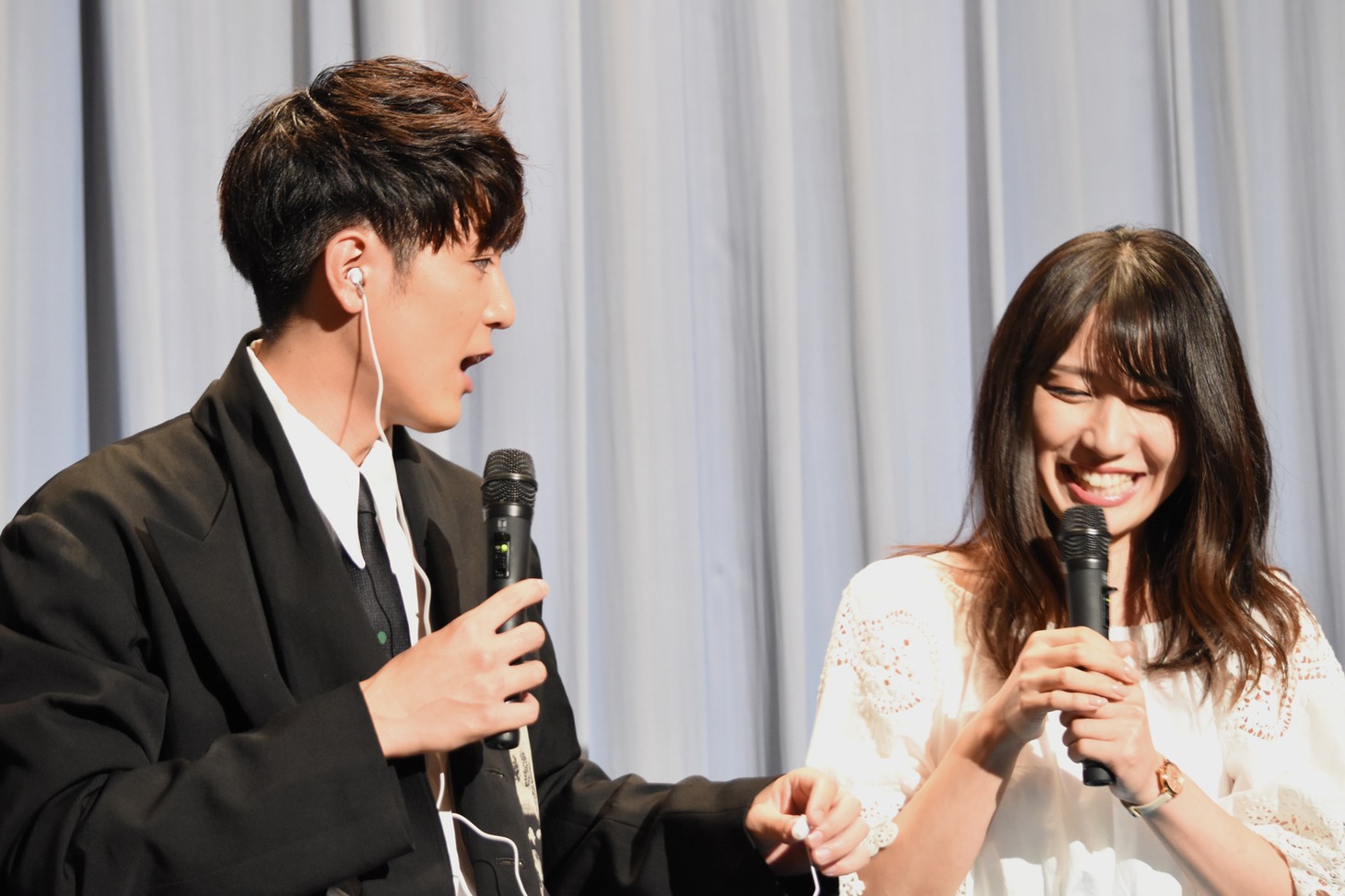 劇中での胸キュンポイントを観客と再現する間宮祥太朗（左）。