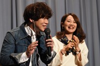 劇中での胸キュンポイントを観客と再現する矢本悠馬（左）。