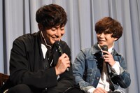 左から間宮祥太朗、矢本悠馬。