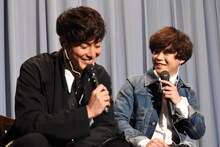 左から間宮祥太朗、矢本悠馬。