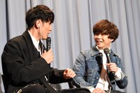 左から間宮祥太朗、矢本悠馬。