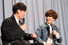 左から間宮祥太朗、矢本悠馬。