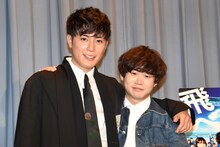 左から間宮祥太朗、矢本悠馬。