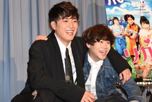 左から間宮祥太朗、矢本悠馬。