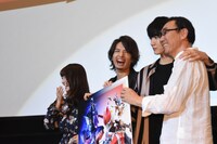 金田治（右端）の肩を抱く桜田通（右から2番目）。