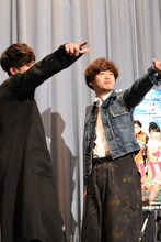 左から間宮祥太朗、矢本悠馬。