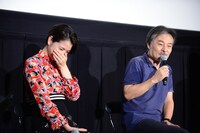 左から長澤まさみ、黒沢清。