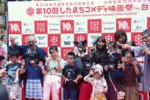 西村喜廣と特殊メイクの子供たち。