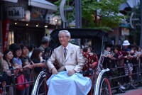 人力車で登場した小松政夫。