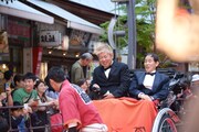 人力車で登場した土屋敏男(左)と萩本欽一(右)。