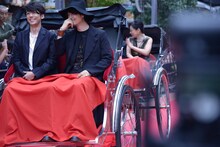 人力車で登場した高橋一生（左）と齊藤工（右）。