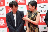 左から高橋一生、神野三鈴。