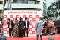 観客のカメラに向かって手を振るキャスト・スタッフたち。