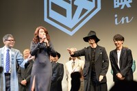 高橋一生（右端）を触ろうとして、齊藤工（中央右）から制止されるLiLiCo（中央左）。