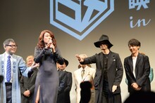 高橋一生（右端）を触ろうとして、齊藤工（中央右）から制止されるLiLiCo（中央左）。