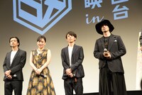 観客からの質問に耳を傾ける登壇者たち。