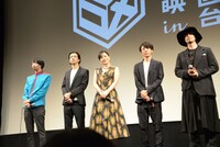 観客からの質問に耳を傾ける登壇者たち。