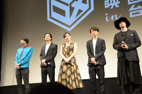 観客からの質問に耳を傾ける登壇者たち。