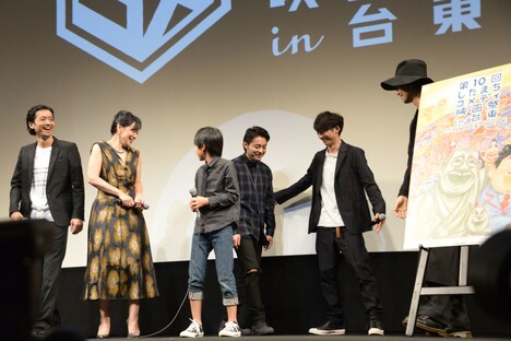 ゲストとして壇上に招かれる山田孝之（中央奥）。