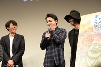 舞台挨拶に飛び入り参加し、恐縮する山田孝之（中央）。