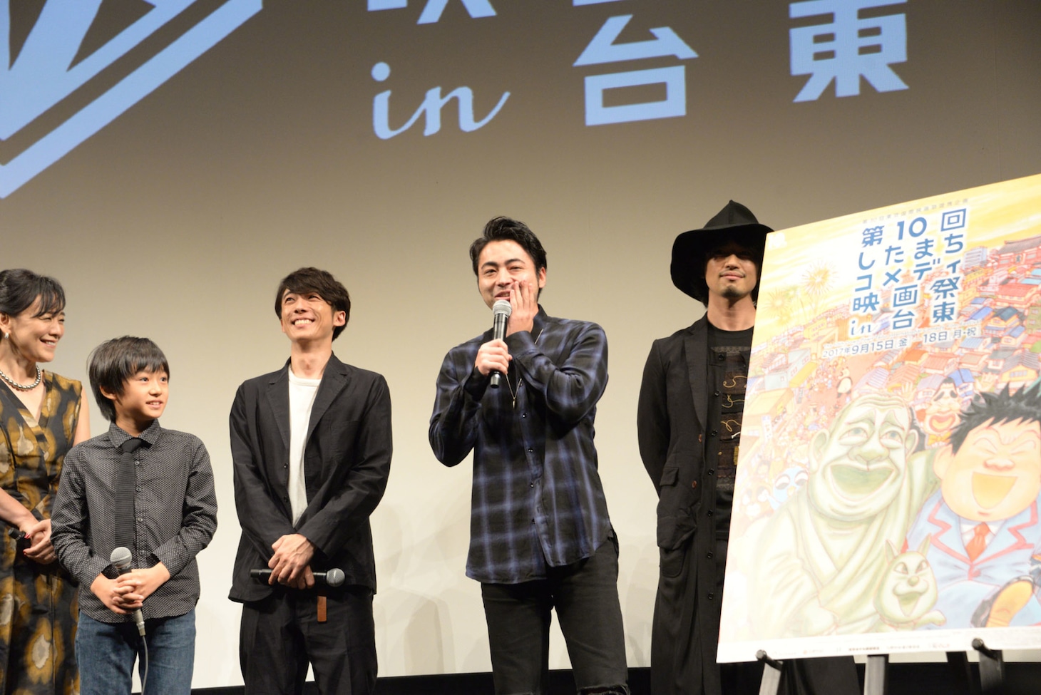 舞台挨拶に飛び入り参加し、恐縮する山田孝之（右から2番目）。