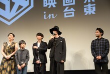 舞台挨拶に飛び入り参加するも、遠慮がちに佇む山田孝之（右）。