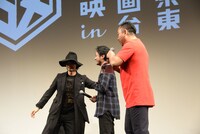 締めの挨拶を任され、ステージ中央に連れて行かれる山田孝之（中央）。