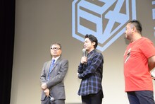 真面目に締めの挨拶を行い、司会者たちを驚かせた山田孝之（中央）。