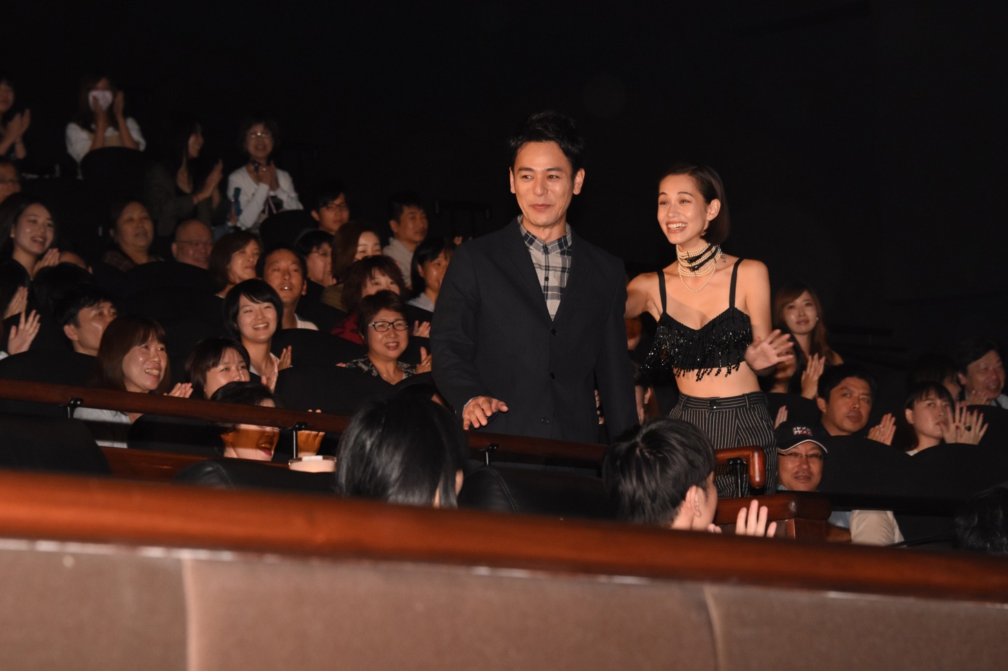 「奥田民生になりたいボーイと出会う男すべて狂わせるガール」初日舞台挨拶の様子。