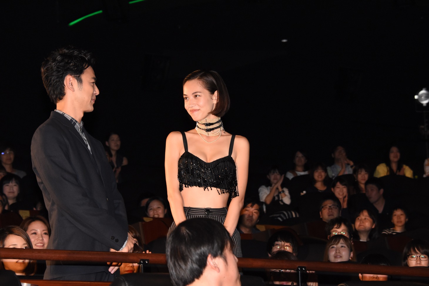 「奥田民生になりたいボーイと出会う男すべて狂わせるガール」初日舞台挨拶の様子。