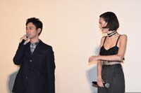 左から妻夫木聡、水原希子。