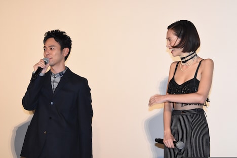 左から妻夫木聡、水原希子。