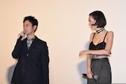 左から妻夫木聡、水原希子。