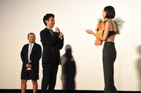 妻夫木聡（中央）に花束を渡す水原希子（右）。