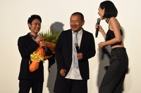 水原希子（右）とのハグに照れる大根仁（中央）。