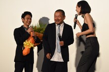 水原希子（右）とのハグに照れる大根仁（中央）。